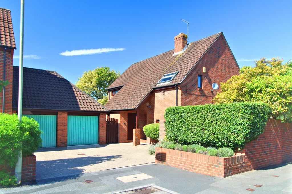 Laxton Drive, Kingswood, Wotton-Under-Edge, Gloucestershire, 4 bedroom ...